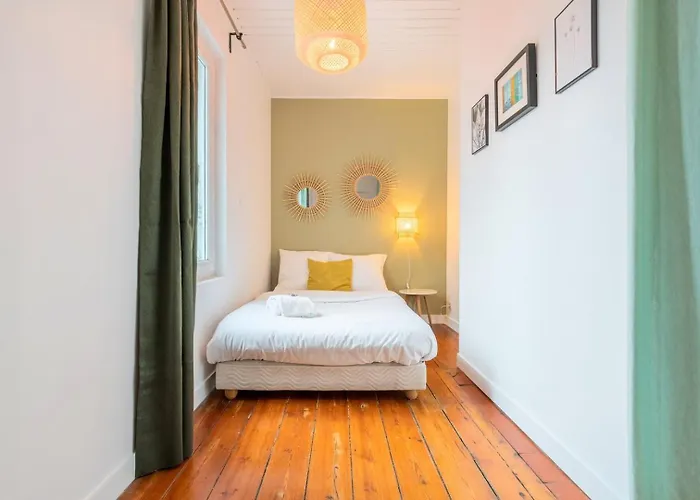 2-Bedroom Apartment Near Metro