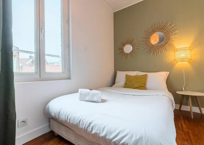 2-Bedroom Apartment Near Metro