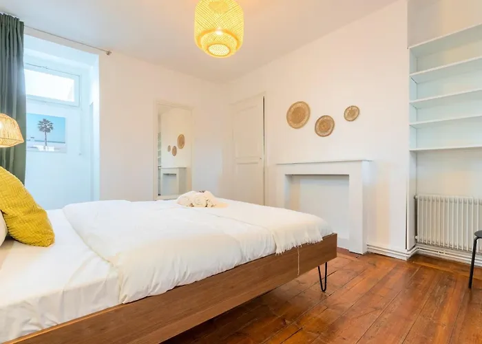2-Bedroom Apartment Near Metro
